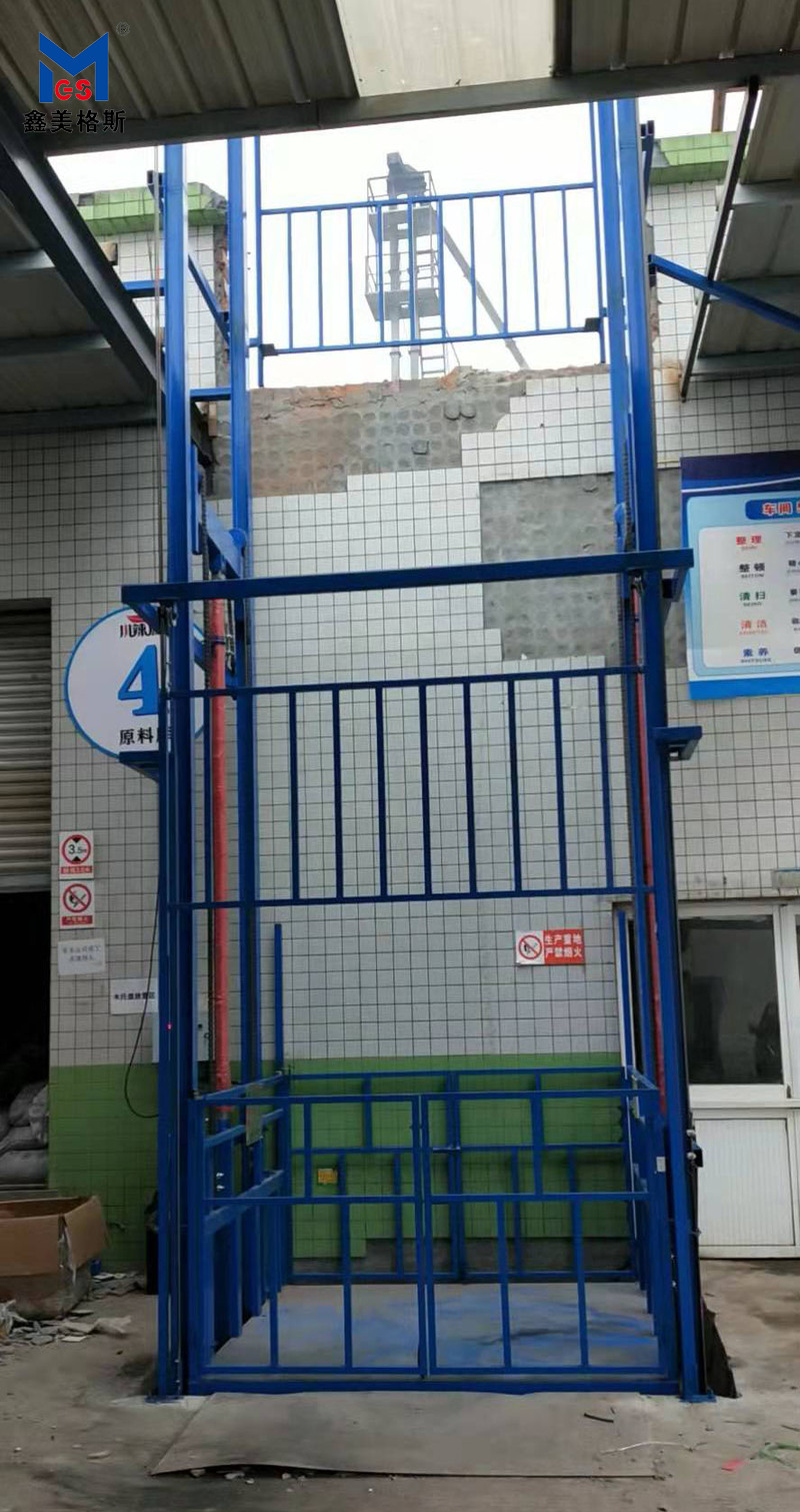 四川川辣源食品導(dǎo)軌式升降機(jī)